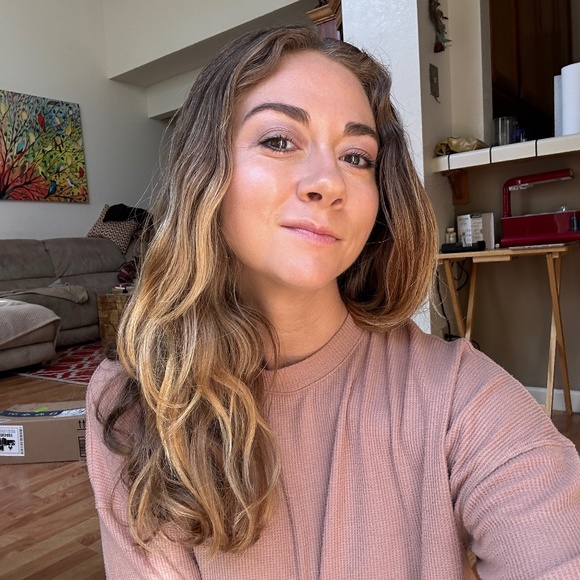 Meet your Posher, Nicole - Picture 1 of 6